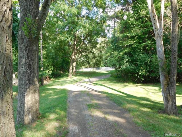 front view picture of 3655 Shady Beach Blvd, West Bloomfield, MI. 48324