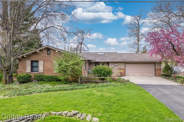 front view picture of 1366 E Coon Lake Road, Howell, MI. 48843