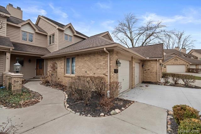 front view picture of 18409 Blue Heron Drive E, Northville, MI. 48168