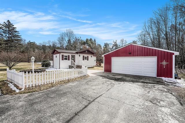 front view picture of 4828 W 112Th Street, Grant, MI. 49327