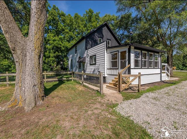 front view picture of 1461 W Temperance Road, Temperance, MI. 48182
