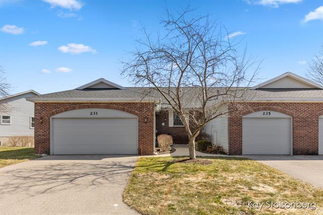 front view picture of 231 Laurelwood Court Sw, Grand Rapids, MI. 49548