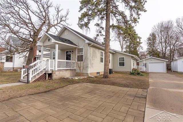 front view picture of 208 W Hines Street, Midland, MI. 48640
