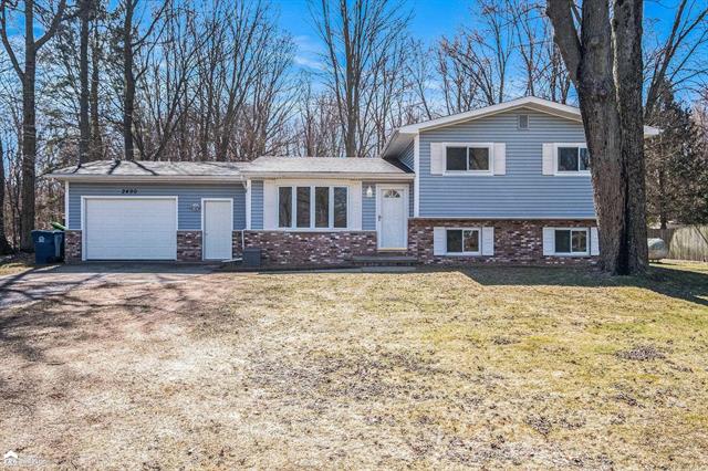 front view picture of 2490 E Moore Road, Saginaw, MI. 48601