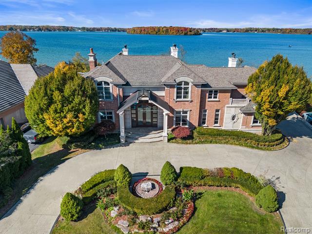 front view picture of 3856 Vista Ln, West Bloomfield, MI. 48323