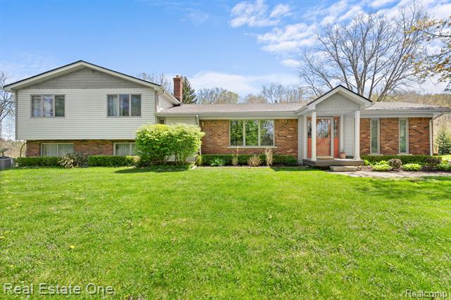 front view picture of 5423 E Sandhill Road, Almont, MI. 48003