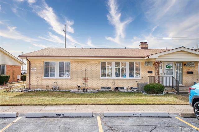 front view picture of 19267 E 13 Mile Road, Roseville, MI. 48066
