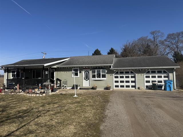 front view picture of 31004 Middle Crossing Road, Dowagiac, MI. 49047