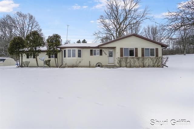 front view picture of 5160 W David Highway, Saranac, MI. 48881
