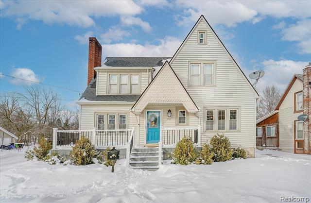 front view picture of 203 6Th Street, Fenton, MI. 48430