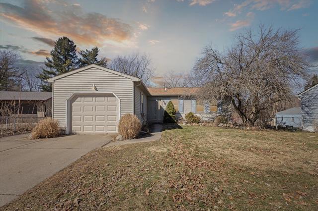 front view picture of 5828 Ellendale Drive, Lansing, MI. 48911