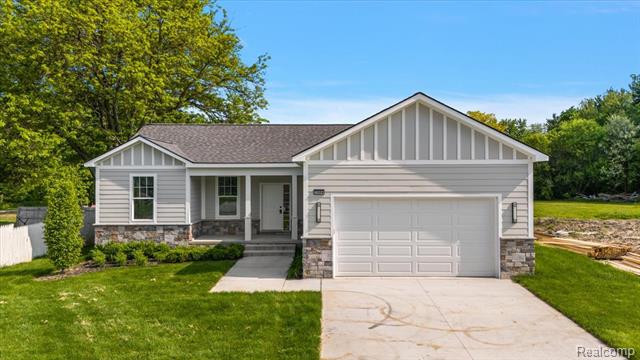 front view picture of 7268 Elizabeth Lake Road, Waterford, MI. 48327