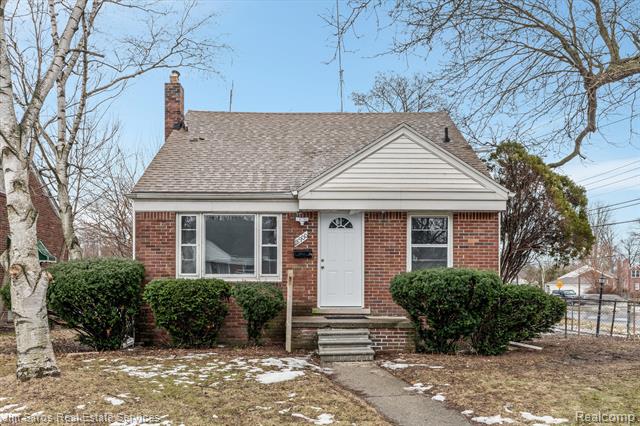 front view picture of 18900 Edgefield Street, Grosse Pointe, MI. 48236