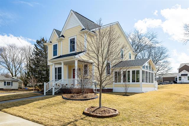 front view picture of 407 W Bennett Street, Saline, MI. 48176