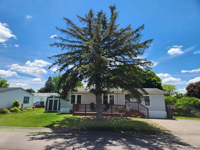 front view picture of 3683 Pinoak Street, Clarkston, MI. 48348