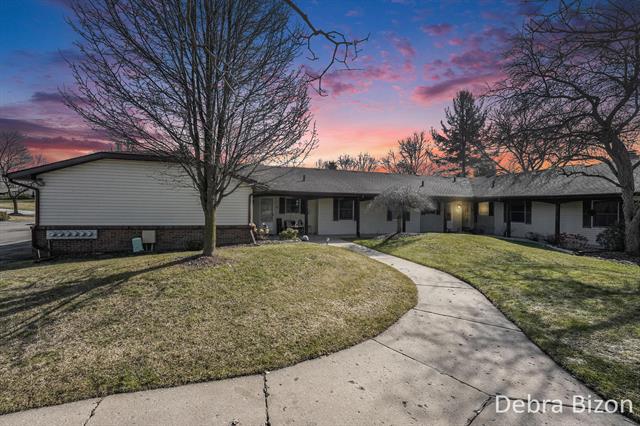 front view picture of 233 Bona Vista Drive Nw, Grand Rapids, MI. 49504