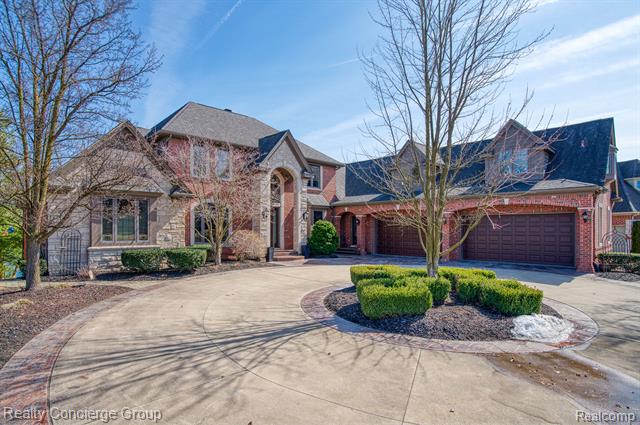 front view picture of 10737 Stoney Point Drive, South Lyon, MI. 48178