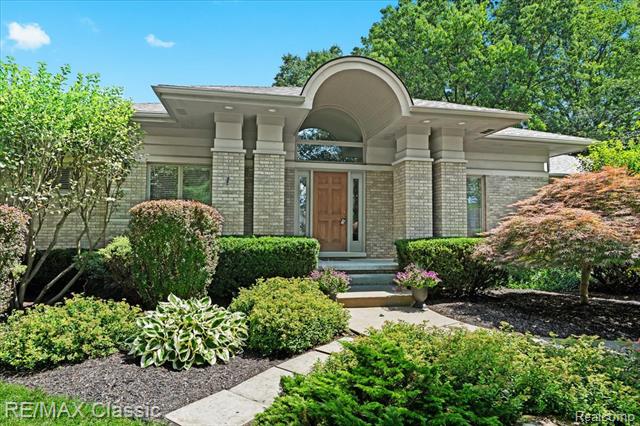 front view picture of 4160 Rolling Pines Ct, Commerce Township, MI. 48382