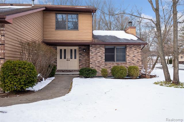 front view picture of 4600 Oakridge Drive, Midland, MI. 48640