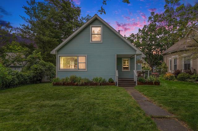 front view picture of 131 E Sixteenth, Traverse City, MI. 49684