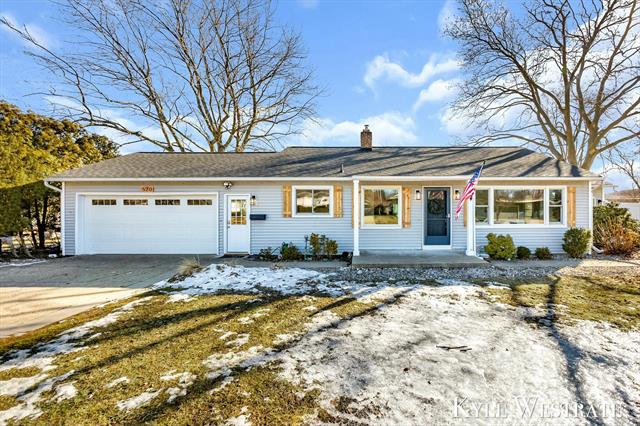 front view picture of 520 Arlington Avenue, Grand Haven, MI. 49417