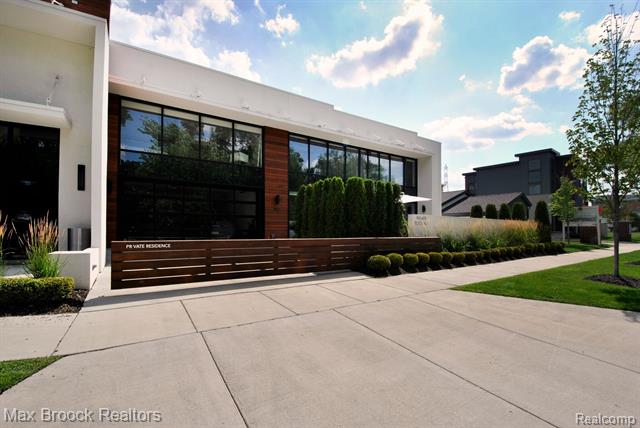 front view picture of 590 E Harrison Avenue, Royal Oak, MI. 48067