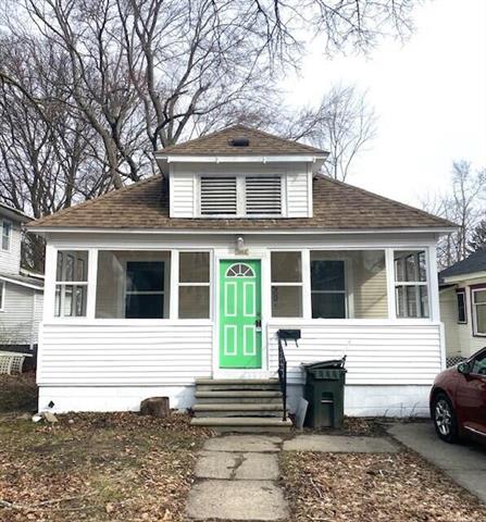 front view picture of 1012 W Grand Avenue, Muskegon, MI. 49441