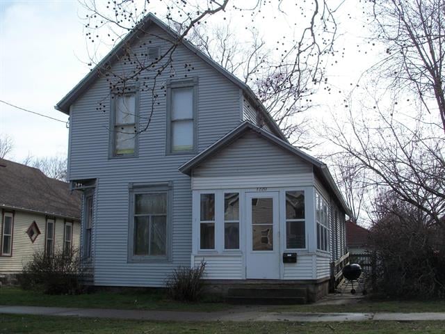 front view picture of 1220 Quarry Avenue Nw, Grand Rapids, MI. 49504