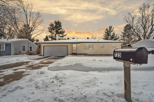 front view picture of 723 Bonnie Street, Charlotte, MI. 48813