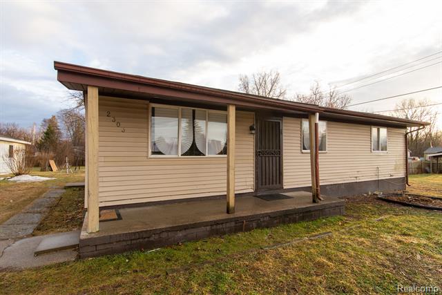 front view picture of 2303 W Coldwater Road, Flint, MI. 48505