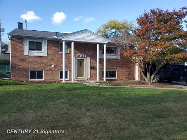 front view picture of 11424 Hazel Avenue, Grand Blanc, MI. 48439