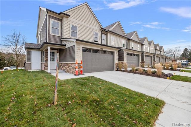front view picture of 11388 Iziks Way, Brighton, MI. 48116