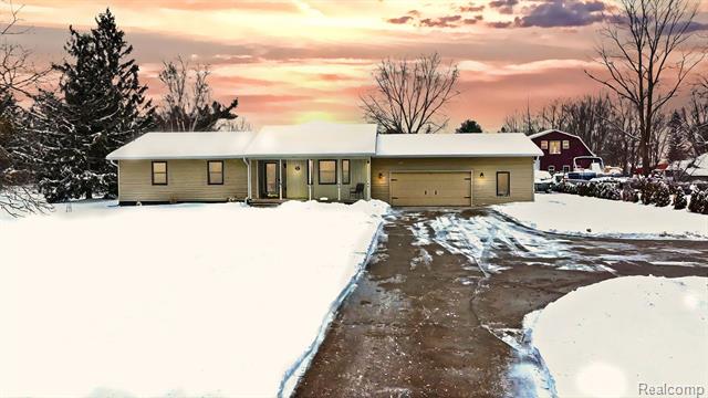 front view picture of 11050 Jennings Road, Fenton, MI. 48430