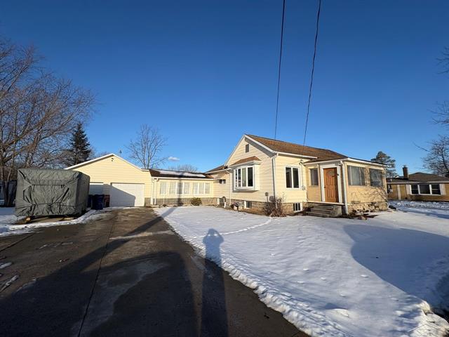 front view picture of 565 N River Road, Saginaw, MI. 48609