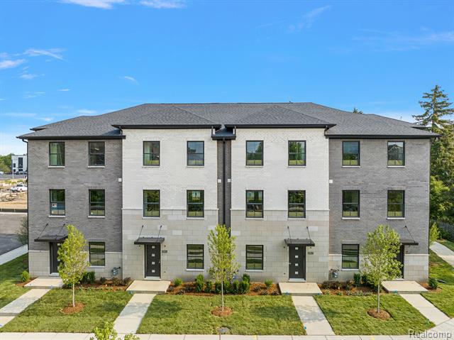 front view picture of 2945 Summers, Troy, MI. 48084