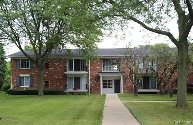 front view picture of 408 Fox Hills #A5 Drive S, Bloomfield Hills, MI. 48304