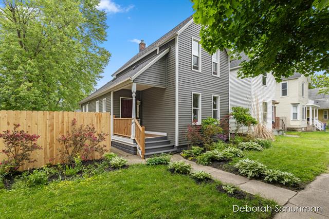 front view picture of 1132 Jennette Avenue Nw, Grand Rapids, MI. 49504