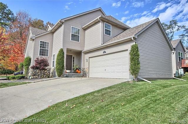 front view picture of 791 Milford Glen Ct, Milford, MI. 48381
