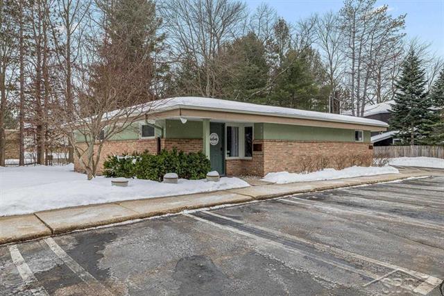 front view picture of 4915 Hedgewood Drive, Midland, MI. 48640