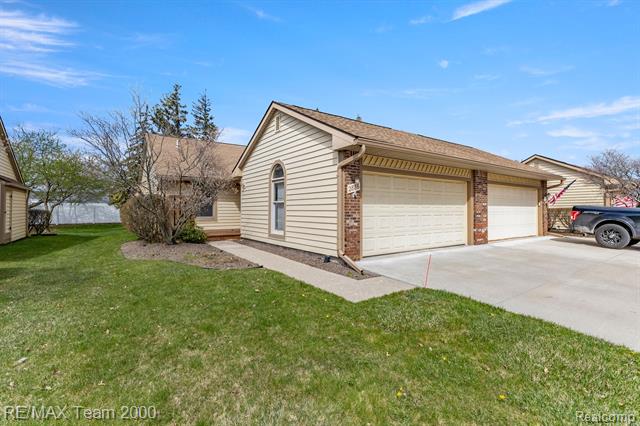 front view picture of 2886 Lakewood Drive, Trenton, MI. 48183
