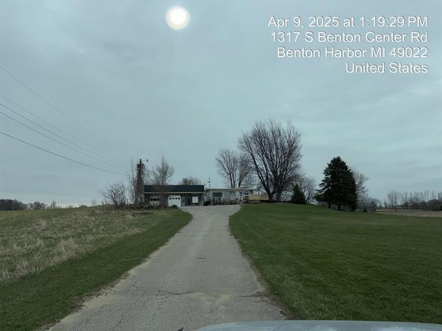 front view picture of 1317 S Benton Center Road, Benton Harbor, MI. 49022