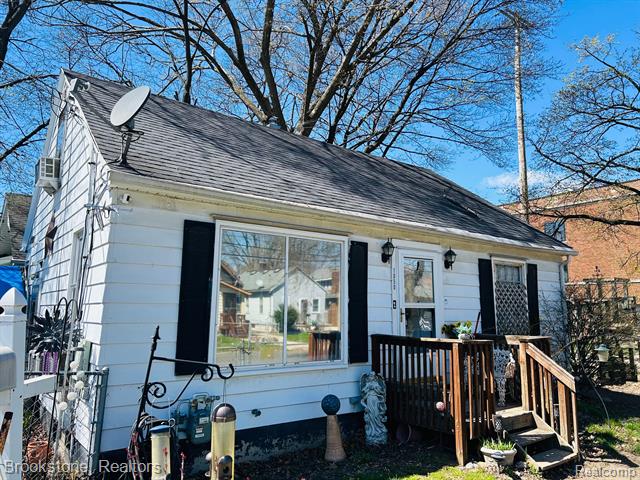 front view picture of 1050 S Holmes Street, Lansing, MI. 48912