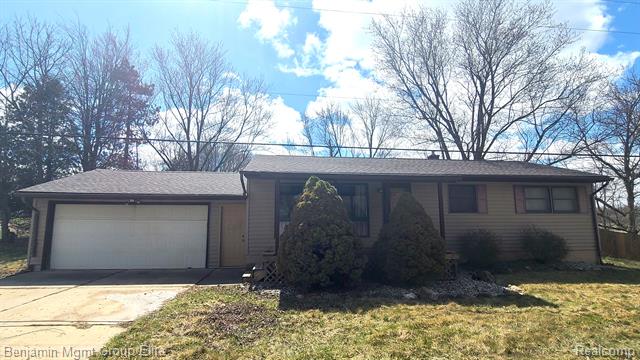 front view picture of 9416 Hogan Road, Fenton, MI. 48430