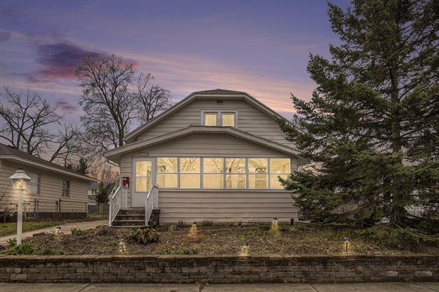 front view picture of 130 Montrose Street Ne, Grand Rapids, MI. 49505