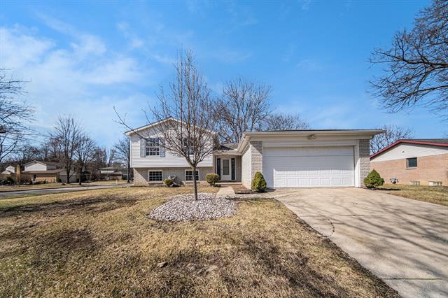 front view picture of 1019 Colony Drive, Saline, MI. 48176