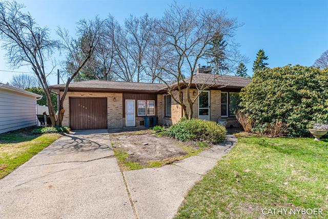 front view picture of 2108 7Th Street Nw, Grand Rapids, MI. 49504