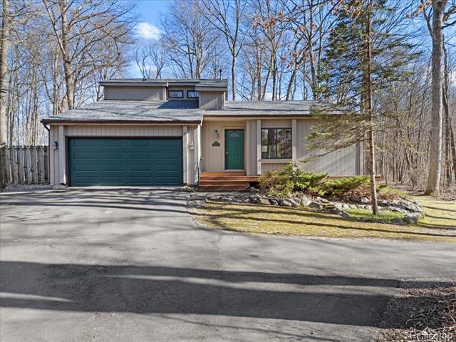 front view picture of 9560 Placid Way, Howell, MI. 48843