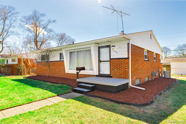 front view picture of 1006 Zephyr Street, Ypsilanti, MI. 48198