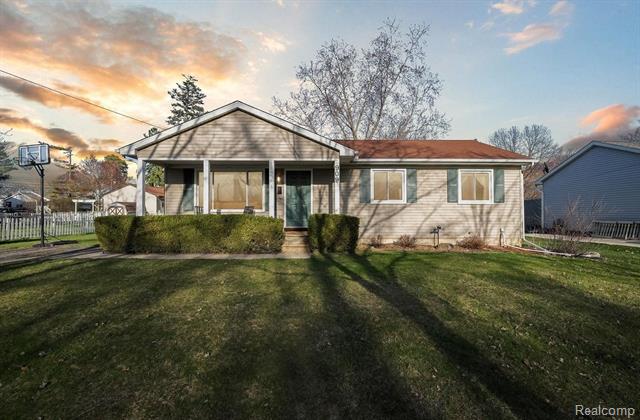 front view picture of 909 Dearborn Street, Howell, MI. 48843