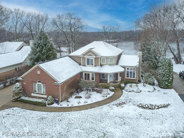 front view picture of 4661 Mallards Landing, Highland, MI. 48357